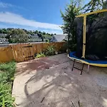Cheerful 3 Bedroom Home With Garden!