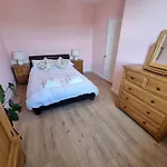 Cheerful 3 Bedroom Home With Garden!