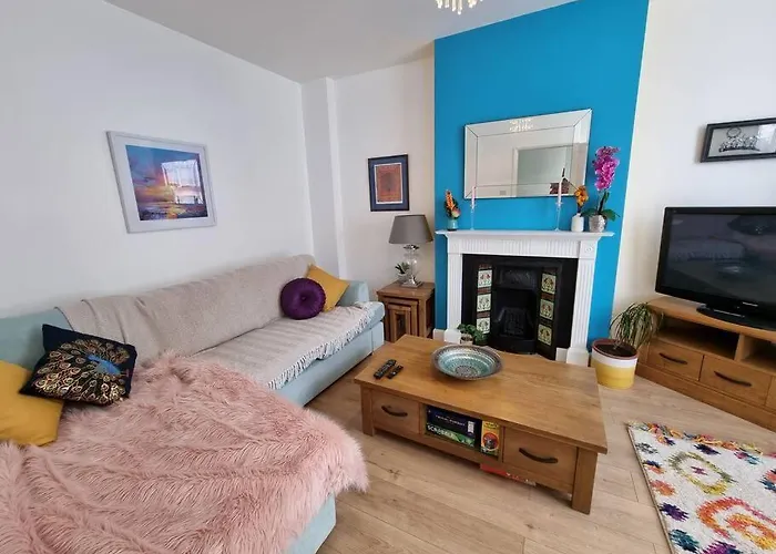 Cheerful 3 Bedroom Home With Garden!