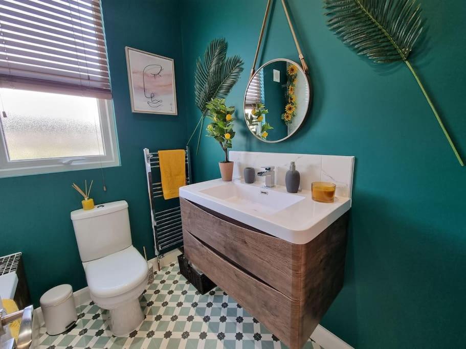 Cheerful 3 Bedroom With Garden! Holiday home *