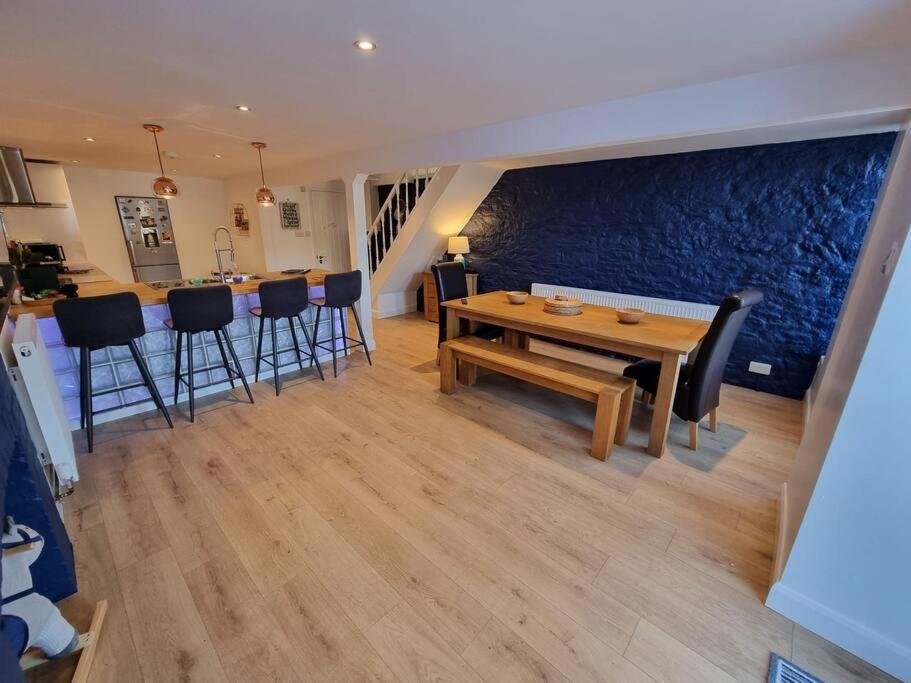 Cheerful 3 Bedroom With Garden! Torquay