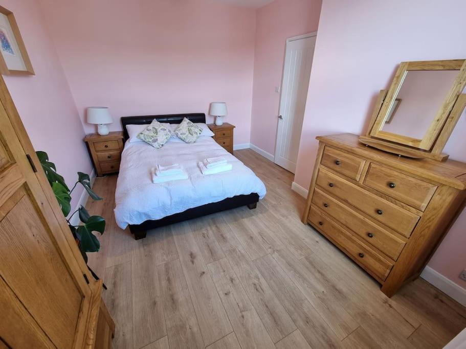 Cheerful 3 Bedroom With Garden!