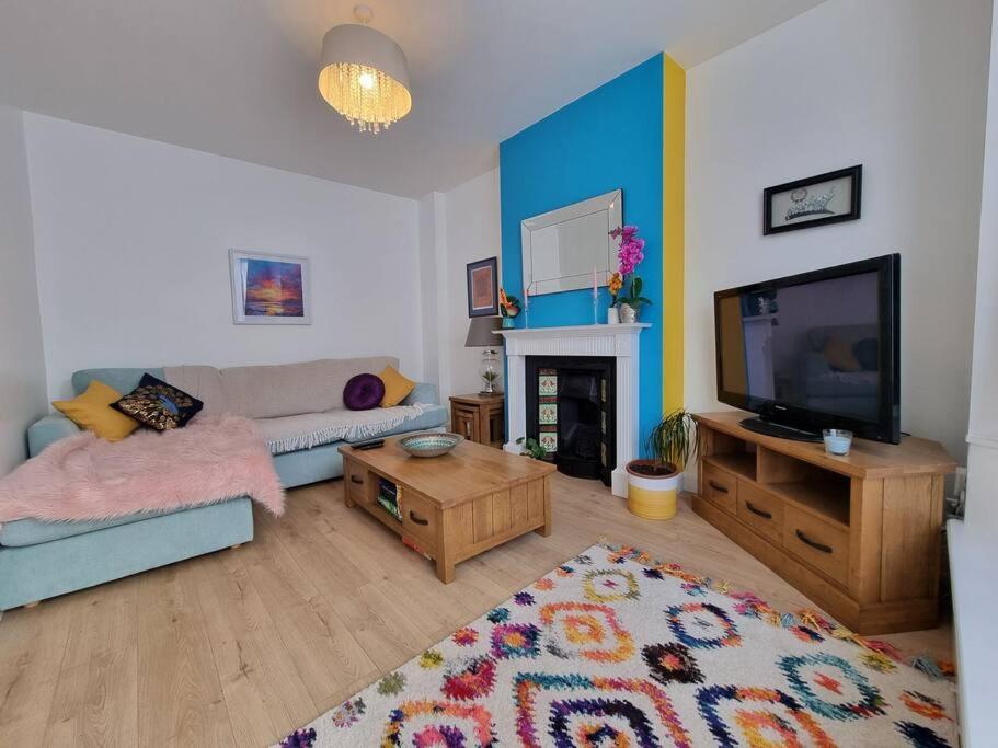 Holiday home Cheerful 3 Bedroom With Garden! *