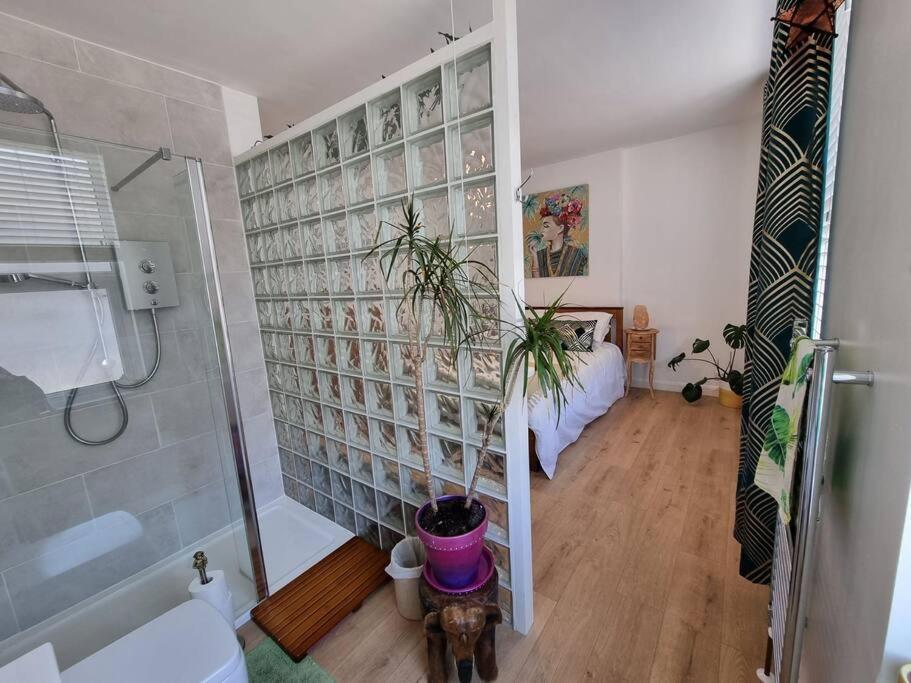 Cheerful 3 Bedroom With Garden! *