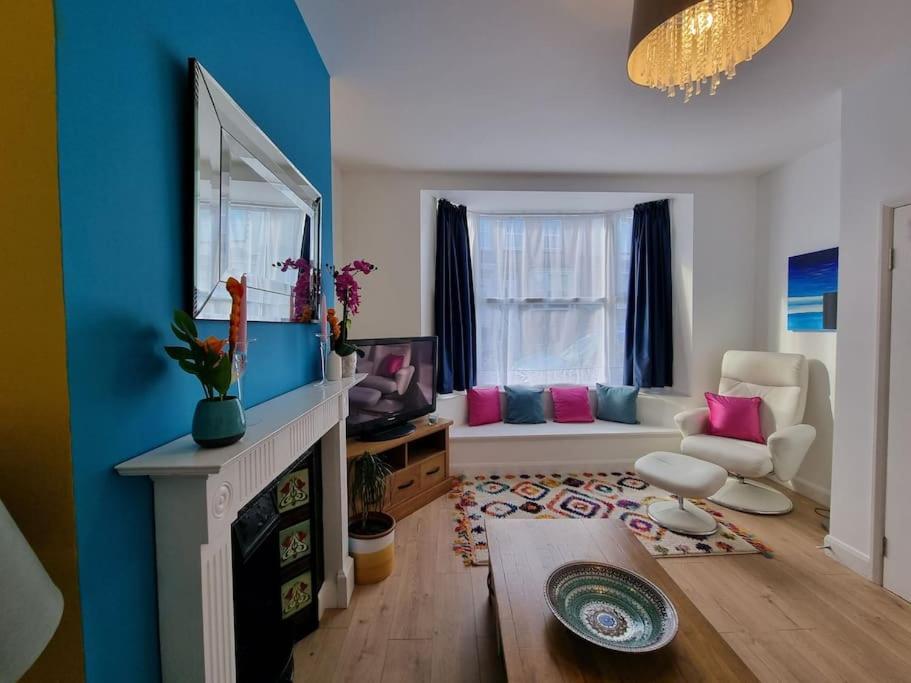 Cheerful 3 Bedroom With Garden! *